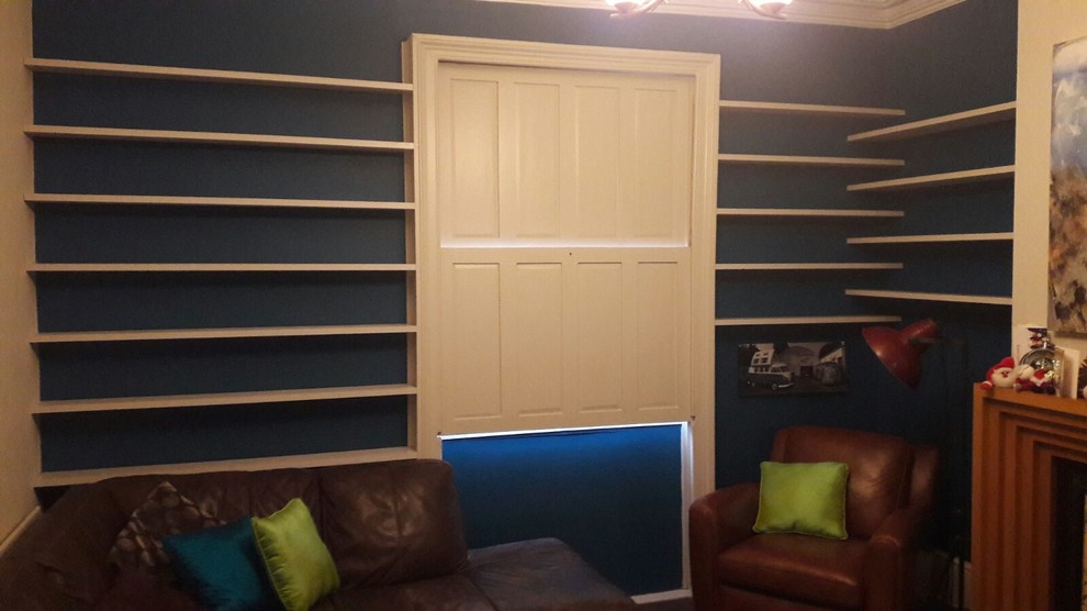 Inspiration pour un salon minimaliste de taille moyenne et fermé avec une bibliothèque ou un coin lecture, un mur bleu, parquet foncé, une cheminée standard et un manteau de cheminée en bois.