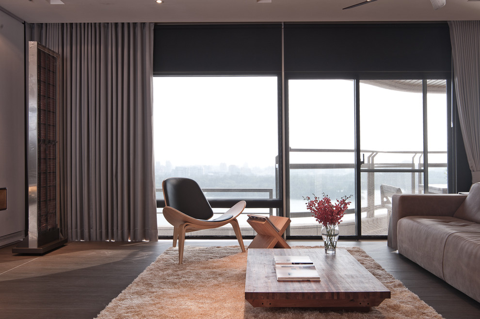 Свежая идея для дизайна: гостиная комната в современном стиле с серыми стенами и красивыми шторами - отличное фото интерьера
