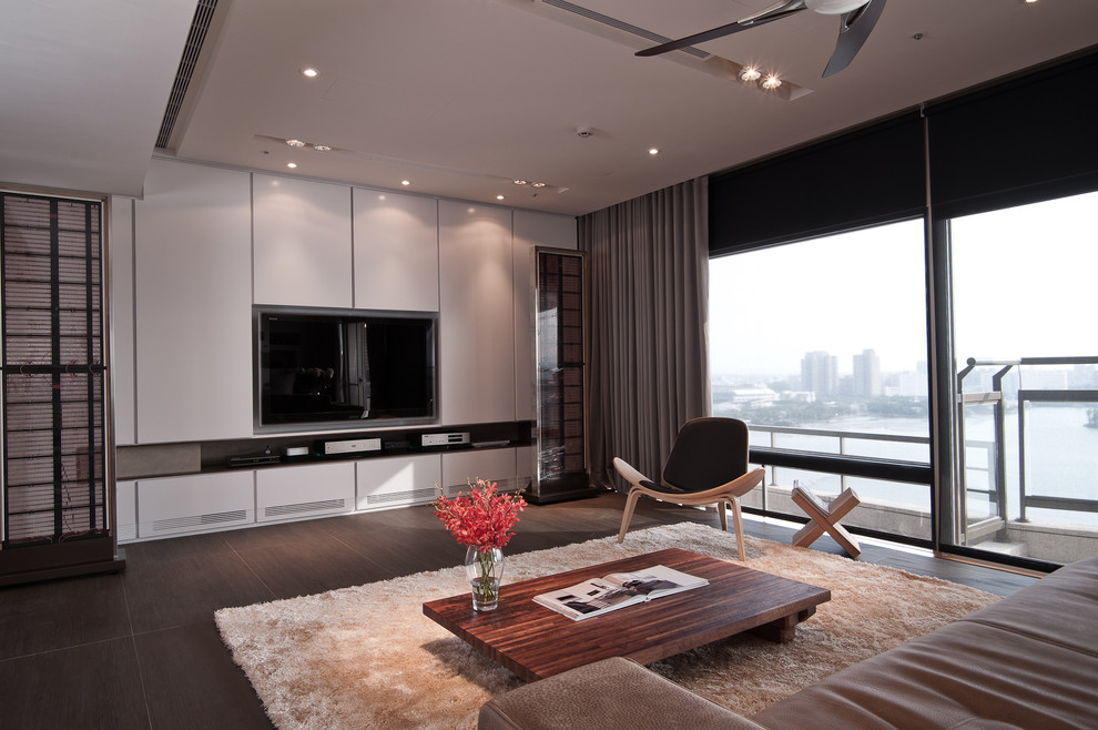 Cette image montre un salon design avec un téléviseur encastré.