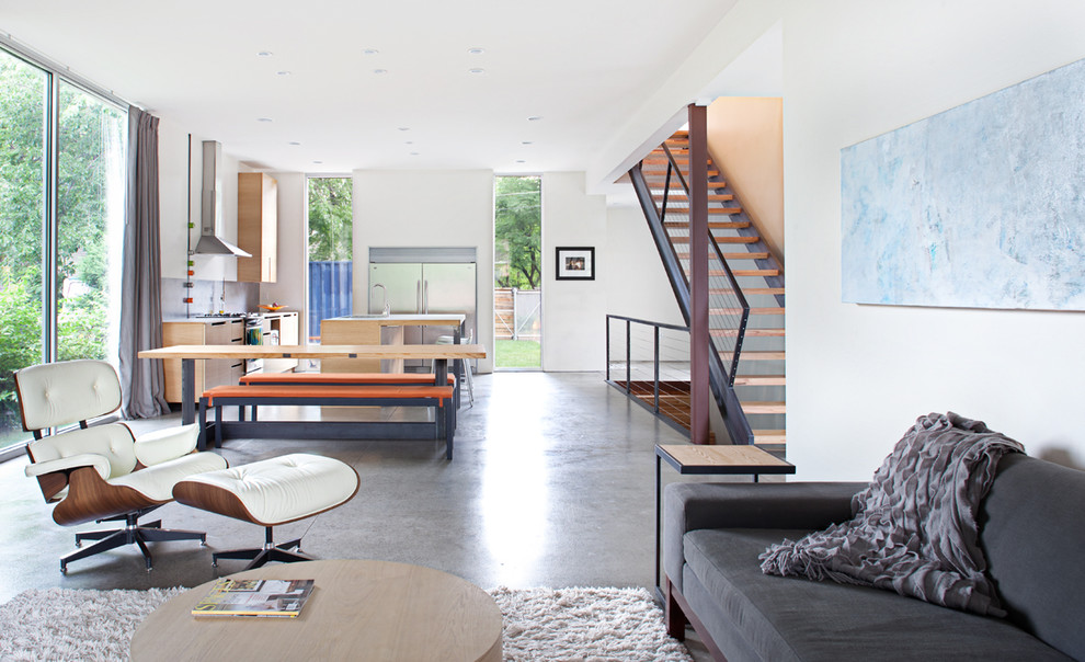 Идея дизайна: открытая гостиная комната в стиле модернизм с бетонным полом и красивыми шторами
