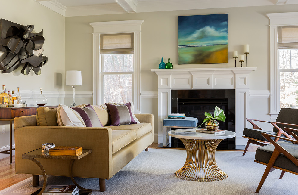 Repräsentatives, Fernseherloses Klassisches Wohnzimmer mit beiger Wandfarbe, braunem Holzboden und Kamin in Boston