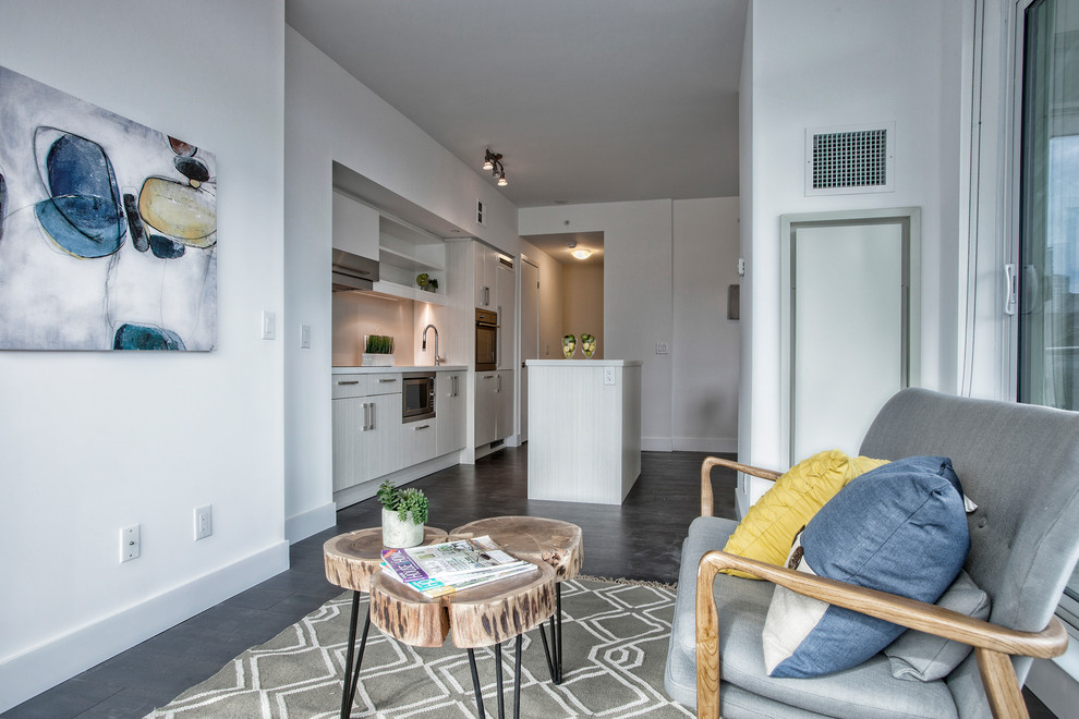 Идея дизайна: маленькая парадная гостиная комната в современном стиле с белыми стенами без камина, телевизора для на участке и в саду