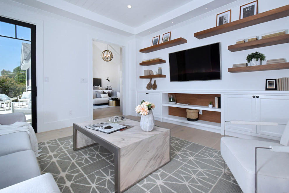 Immagine di un soggiorno country di medie dimensioni e chiuso con pareti bianche, parquet chiaro, pavimento beige e soffitto in legno