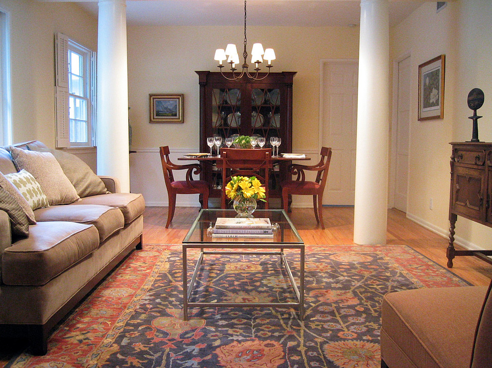 Foto di un soggiorno eclettico di medie dimensioni e aperto con pareti gialle e parquet chiaro