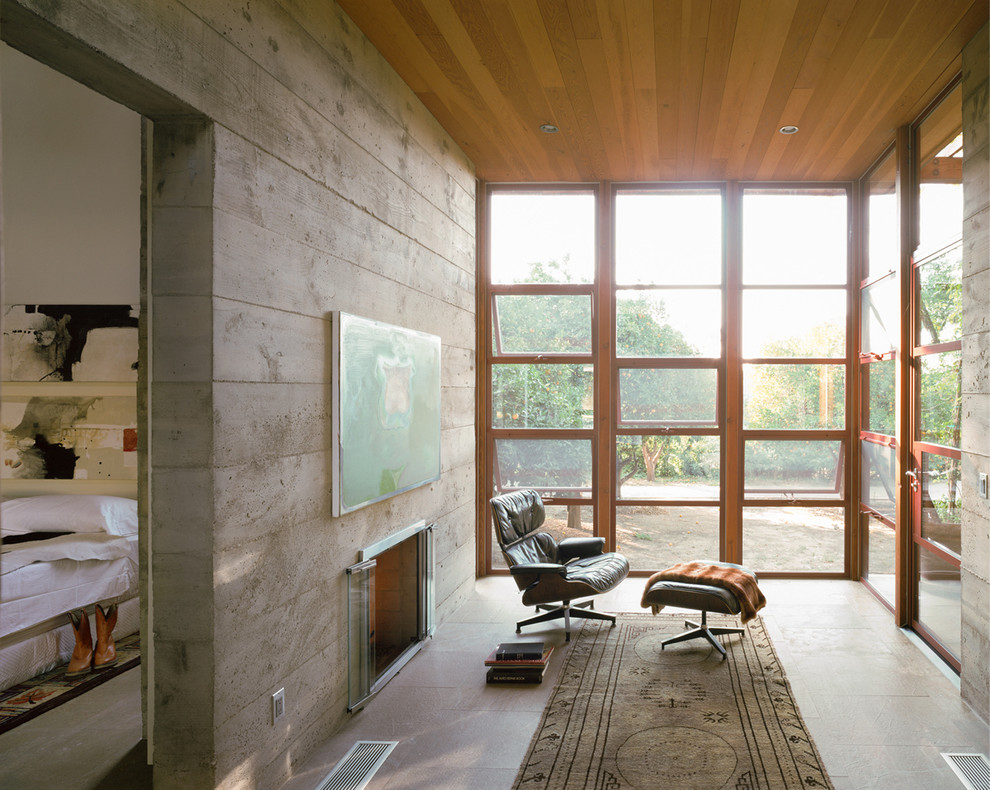 На фото: большая изолированная гостиная комната в стиле рустика с серыми стенами, стандартным камином, фасадом камина из металла, мраморным полом и серым полом без телевизора с