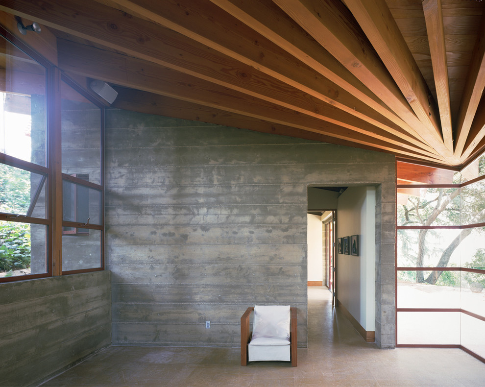 Exemple d'un grand salon tendance fermé avec un mur gris, une cheminée standard, un manteau de cheminée en béton, sol en béton ciré et un sol gris.