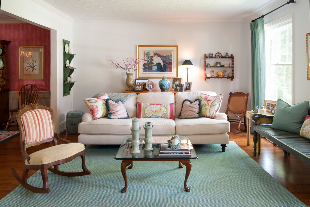 Mittelgroßes, Repräsentatives, Fernseherloses, Abgetrenntes Klassisches Wohnzimmer mit weißer Wandfarbe und braunem Holzboden in Sonstige