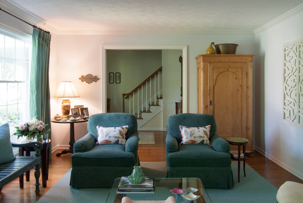 Foto di un soggiorno classico di medie dimensioni e chiuso con sala formale, pareti bianche, pavimento in legno massello medio e nessuna TV