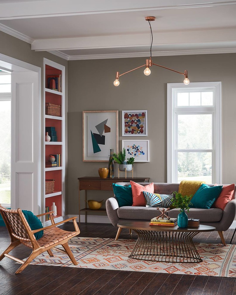 Idées déco pour un salon classique avec un mur gris, parquet foncé et un sol marron.