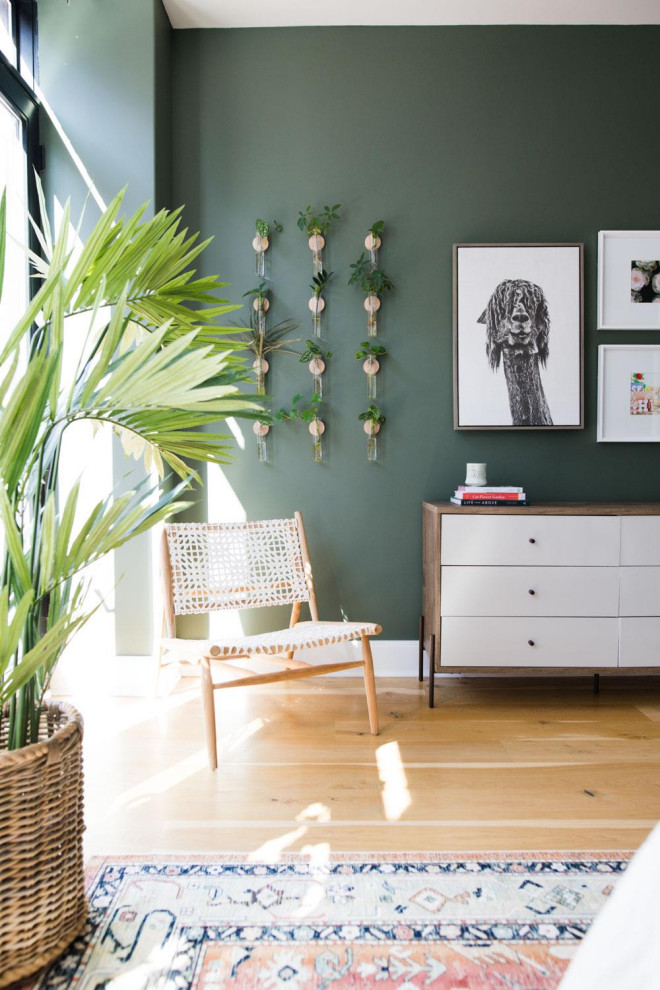Foto di un soggiorno design di medie dimensioni e aperto con pareti verdi, parquet chiaro, nessun camino e pavimento beige