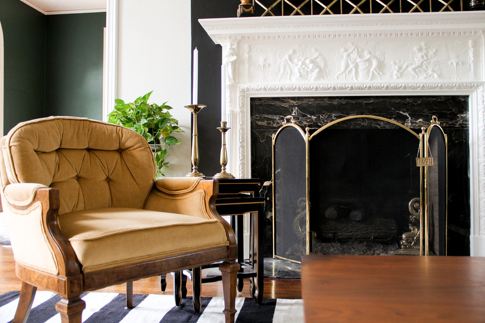 Idée de décoration pour un salon vintage avec un mur beige, parquet foncé, une cheminée standard et un manteau de cheminée en pierre.