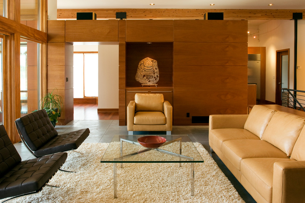На фото: гостиная комната в современном стиле с бежевыми стенами с