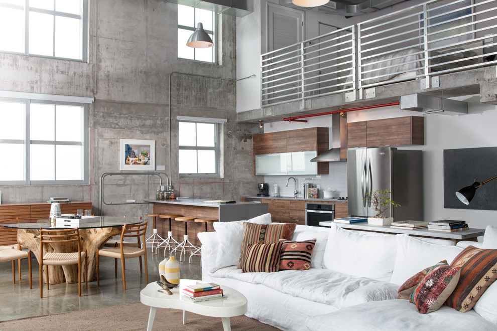 Свежая идея для дизайна: гостиная комната в стиле лофт с серыми стенами и бетонным полом - отличное фото интерьера
