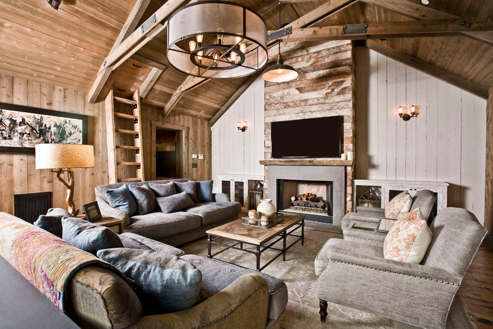 Ejemplo de salón de estilo de casa de campo con paredes marrones, suelo de madera en tonos medios, todas las chimeneas, televisor colgado en la pared y suelo marrón