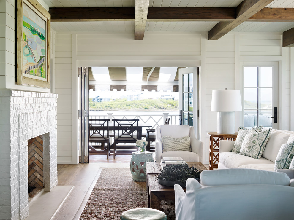 Идея дизайна: гостиная комната в морском стиле с ковром на полу