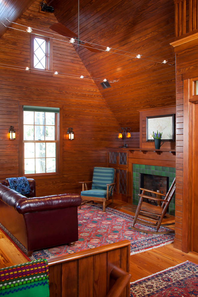 Esempio di un grande soggiorno country stile loft con pavimento in legno massello medio, camino classico e cornice del camino piastrellata