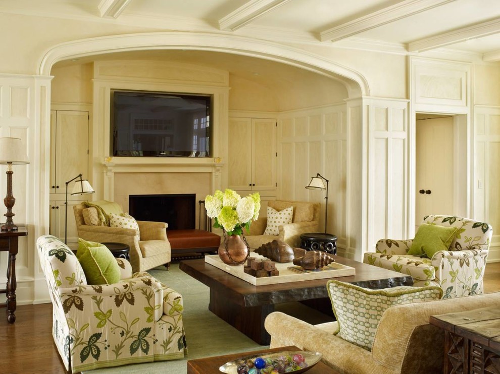 Diseño de salón para visitas tradicional extra grande con paredes beige, marco de chimenea de piedra y televisor colgado en la pared