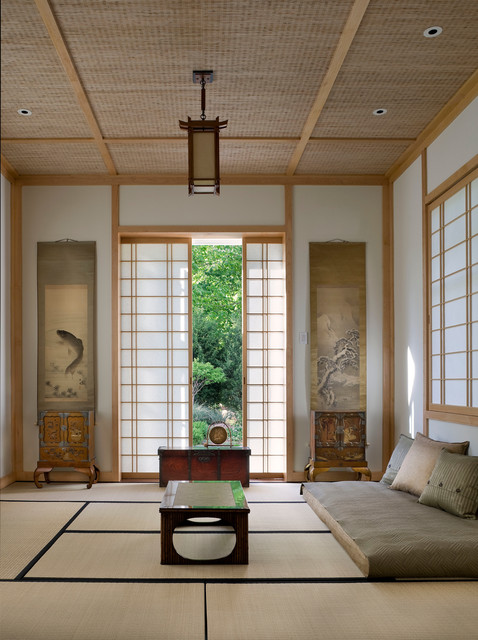 Futon giapponese in soggiorno giapponese con tavolo basso e vasi sul  pavimento