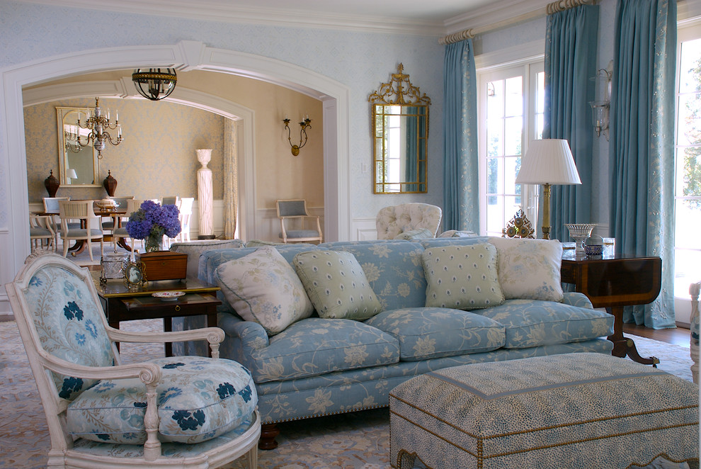 Foto di un ampio soggiorno stile marino chiuso con sala formale, pareti blu, parquet scuro, camino classico, cornice del camino in pietra e nessuna TV