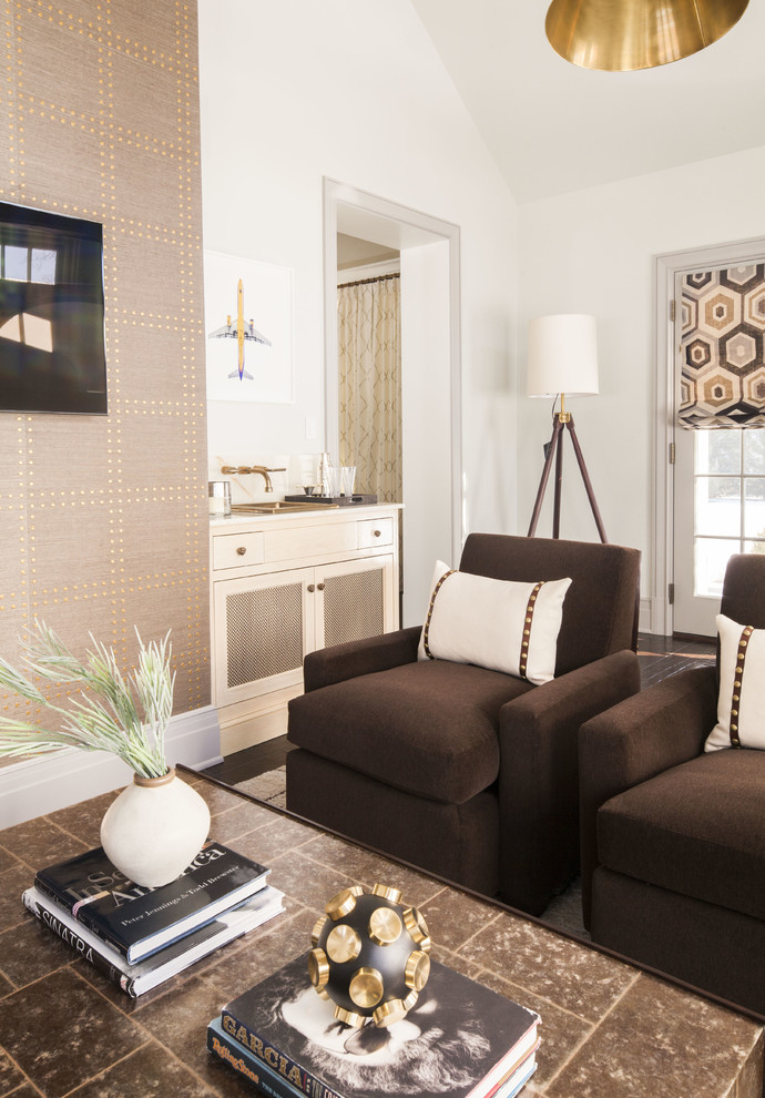 Cette image montre un salon minimaliste ouvert avec un mur marron, un sol en carrelage de porcelaine, un téléviseur fixé au mur et un sol marron.