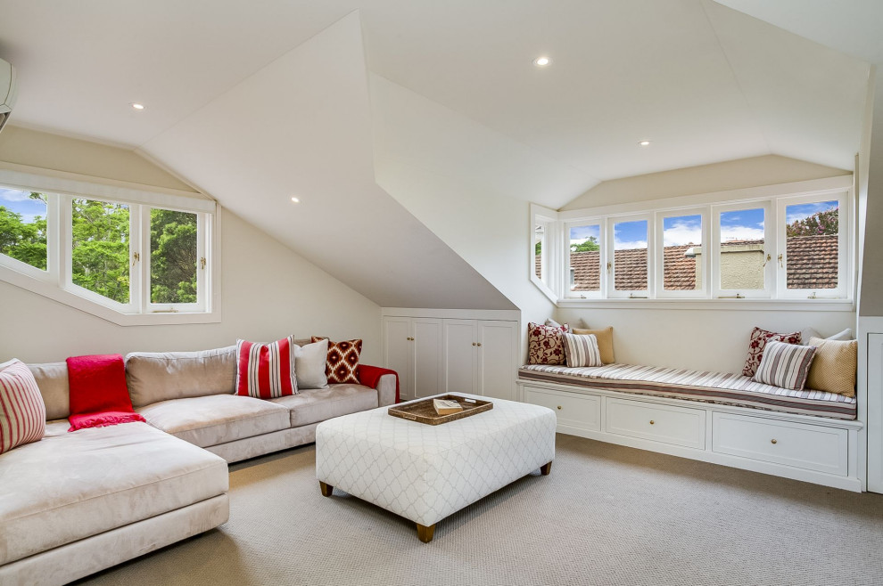 Cette photo montre un salon chic de taille moyenne et fermé avec un mur blanc, moquette, un sol beige et un plafond voûté.