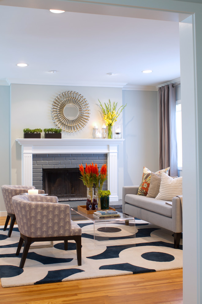 Esempio di un soggiorno chic con pareti blu e tappeto