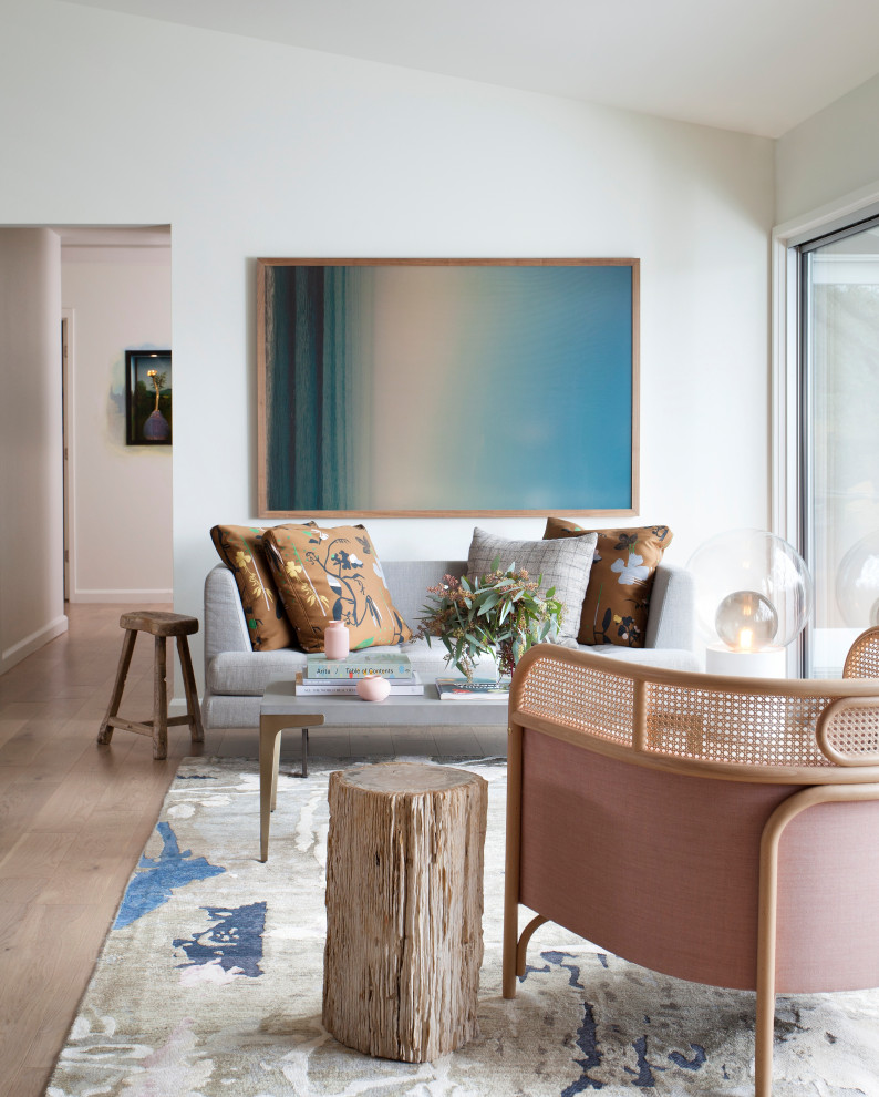 Immagine di un soggiorno contemporaneo aperto con pareti bianche, parquet chiaro e pavimento beige
