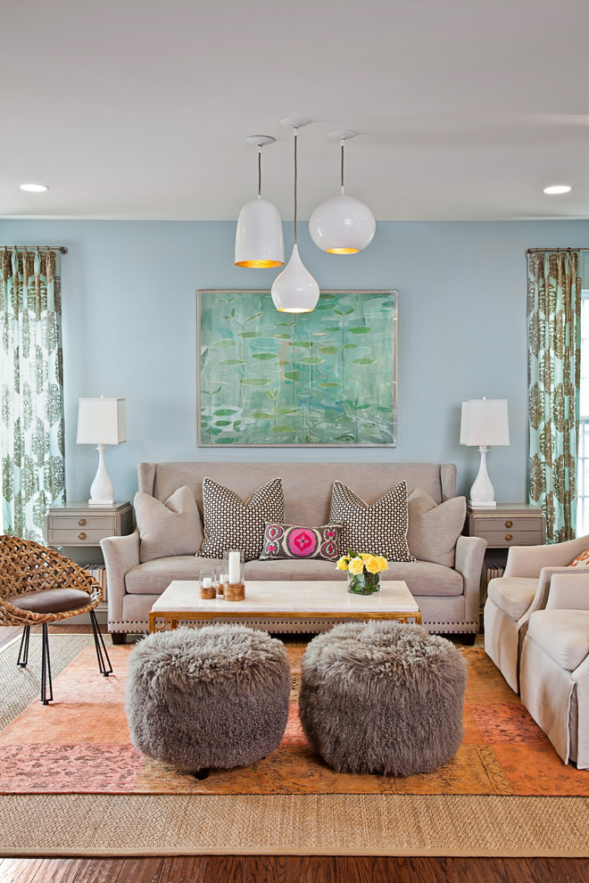 Идея дизайна: парадная гостиная комната в стиле неоклассика (современная классика) с синими стенами и синими шторами