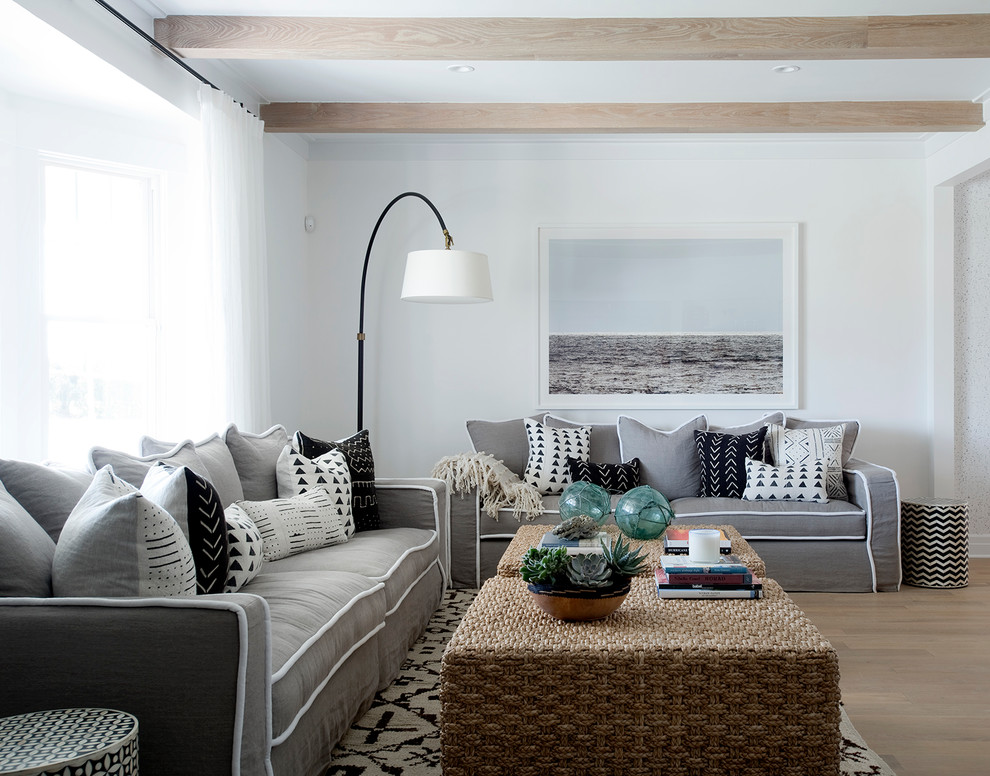 Esempio di un soggiorno costiero con pareti bianche e pavimento in legno massello medio