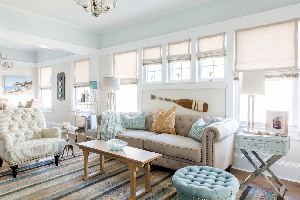 Mittelgroßes, Offenes Maritimes Wohnzimmer mit braunem Holzboden und beiger Wandfarbe in New York