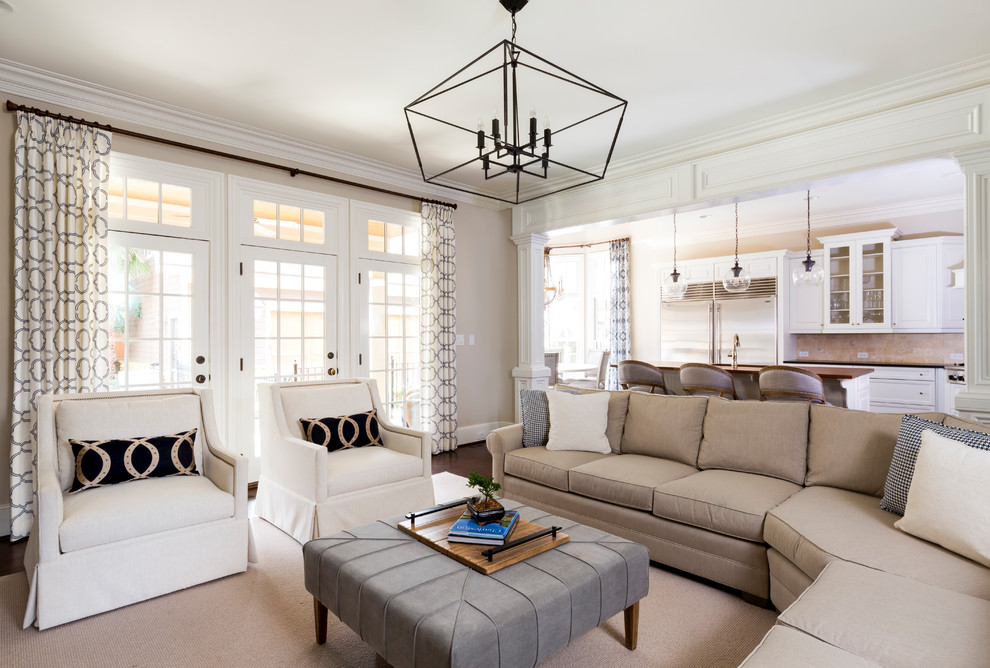 Foto di un soggiorno tradizionale aperto con pareti beige, parquet scuro e pavimento marrone