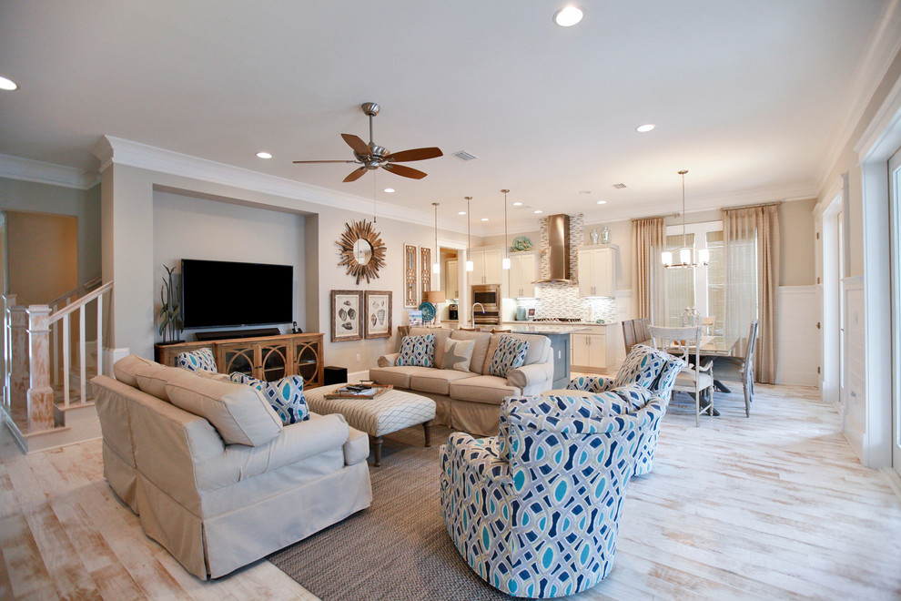 Idee per un soggiorno tradizionale di medie dimensioni e aperto con pareti blu, parquet chiaro, TV a parete e pavimento bianco
