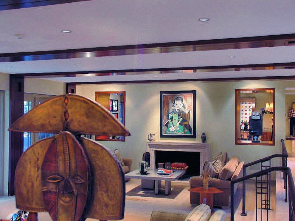Пример оригинального дизайна: огромная парадная, открытая гостиная комната в стиле модернизм с бежевыми стенами, полом из известняка, стандартным камином и фасадом камина из камня без телевизора