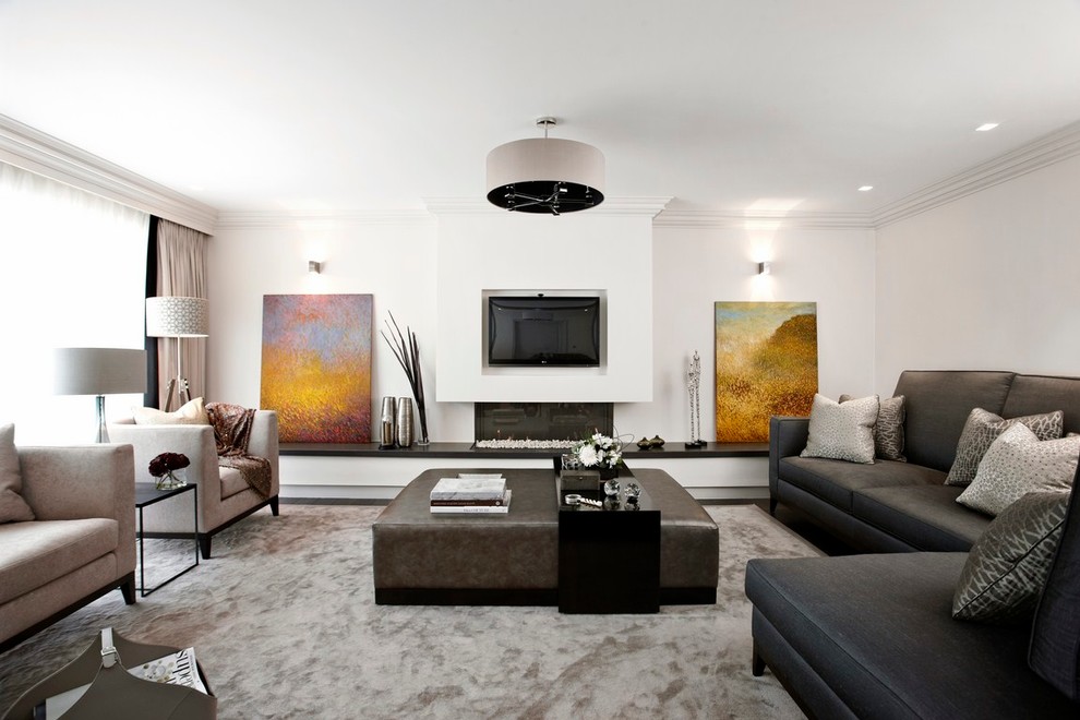 На фото: гостиная комната в современном стиле с белыми стенами, горизонтальным камином, телевизором на стене и коричневым диваном с