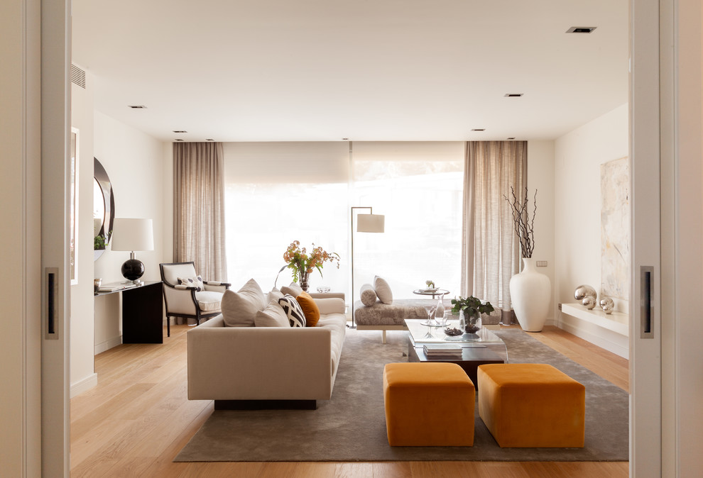 Großes, Repräsentatives, Fernseherloses, Abgetrenntes Stilmix Wohnzimmer ohne Kamin mit weißer Wandfarbe und braunem Holzboden in Madrid