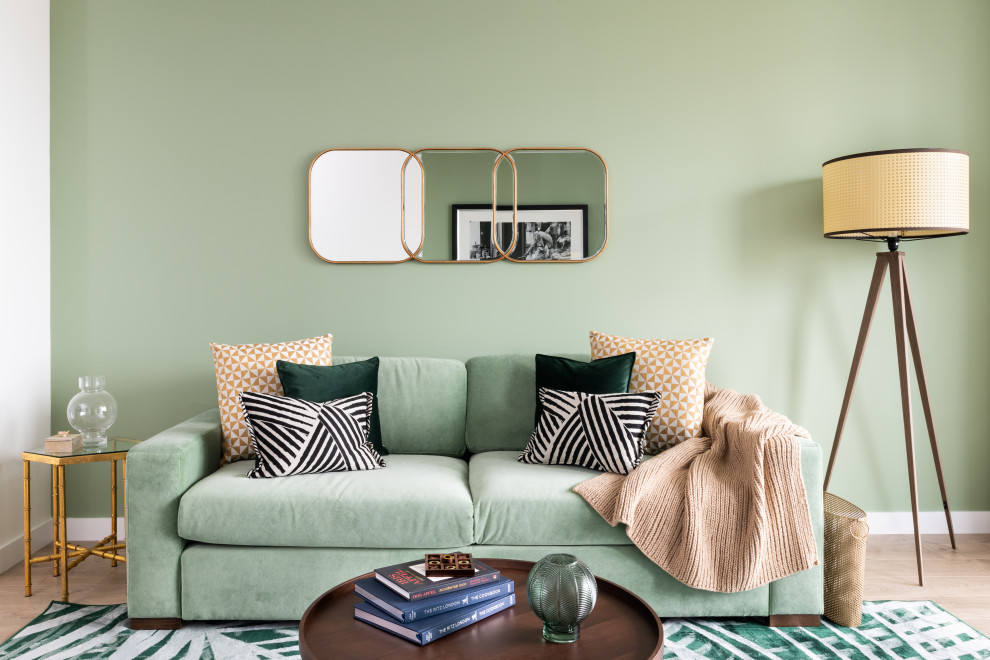 Kleines, Repräsentatives, Abgetrenntes Modernes Wohnzimmer ohne Kamin mit grüner Wandfarbe, braunem Holzboden und freistehendem TV in London