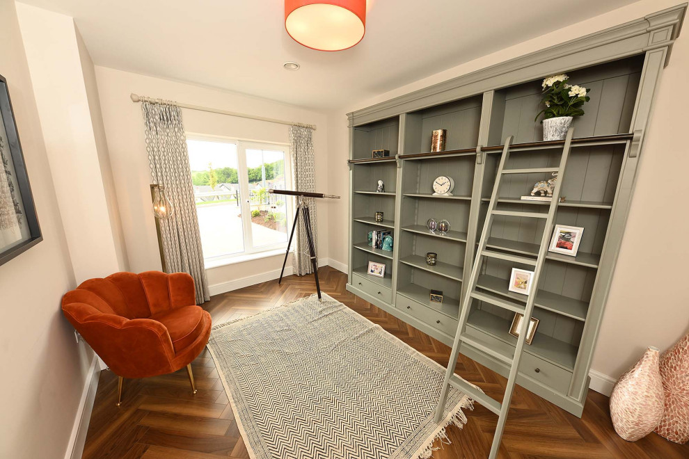 Foto di un ampio soggiorno boho chic aperto con pareti beige, pavimento in laminato e pavimento marrone