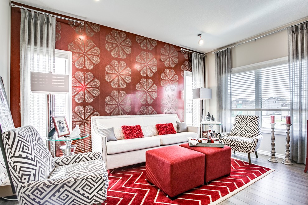 Kleines, Offenes Modernes Wohnzimmer mit roter Wandfarbe und braunem Holzboden in Sonstige