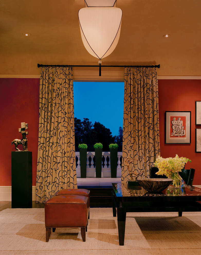 Пример оригинального дизайна: парадная, двухуровневая гостиная комната среднего размера в современном стиле с красными стенами и ковровым покрытием