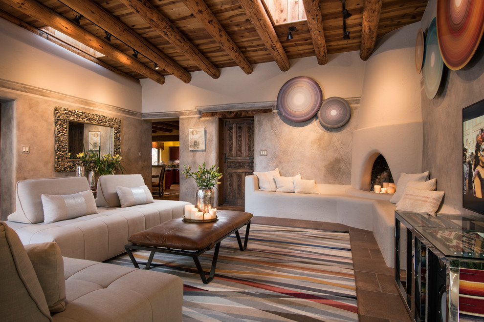 Пример оригинального дизайна: изолированная гостиная комната в стиле фьюжн с разноцветными стенами, угловым камином, фасадом камина из штукатурки, телевизором на стене и коричневым полом
