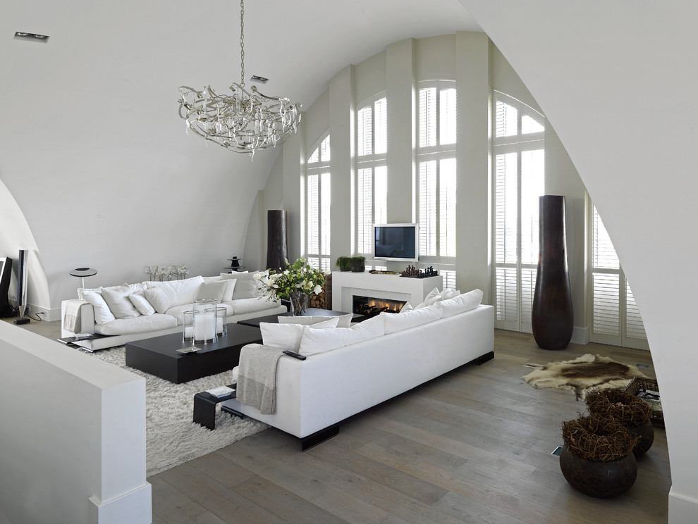 Ispirazione per un soggiorno con pareti bianche, pavimento in legno massello medio, camino lineare Ribbon e TV a parete