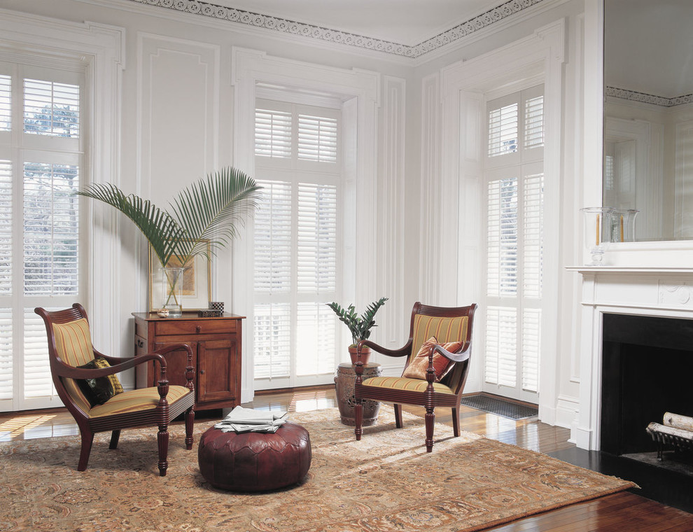Foto på ett stort tropiskt allrum med öppen planlösning, med ett finrum, vita väggar, mellanmörkt trägolv, en standard öppen spis och brunt golv