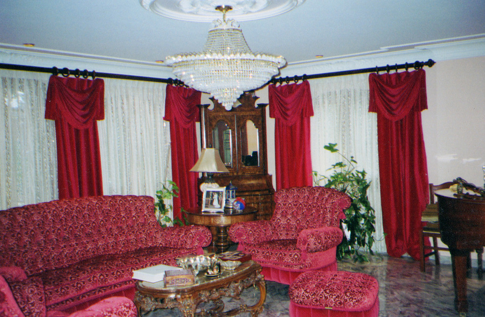 Foto på ett stort funkis allrum med öppen planlösning, med ett finrum, rosa väggar och marmorgolv