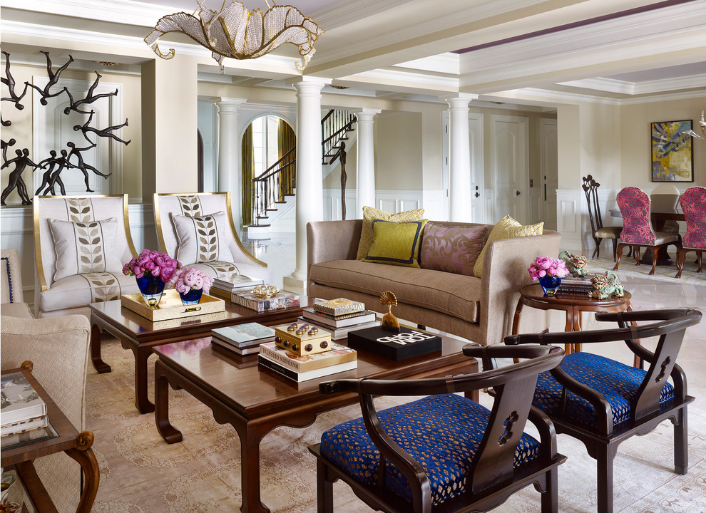 Стильный дизайн: гостиная комната в классическом стиле с бежевыми стенами, бежевым полом и ковровым покрытием - последний тренд