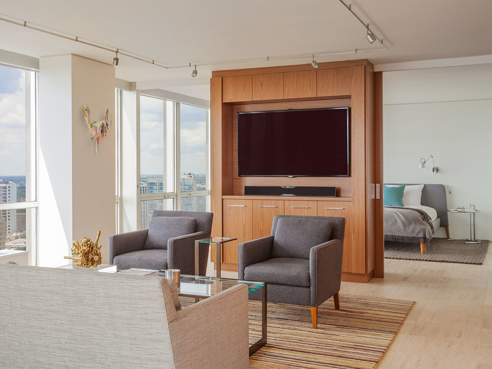 Idee per un soggiorno minimal con pavimento in travertino e TV a parete