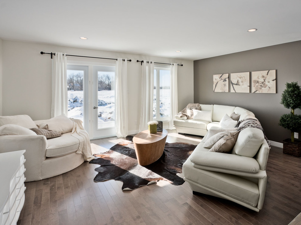 Стильный дизайн: большая изолированная гостиная комната в стиле неоклассика (современная классика) с серыми стенами и темным паркетным полом без камина, телевизора - последний тренд