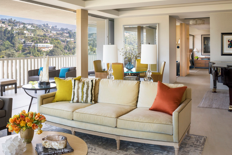 Mittelgroßes, Fernseherloses, Offenes Klassisches Wohnzimmer ohne Kamin mit Porzellan-Bodenfliesen und beiger Wandfarbe in Los Angeles