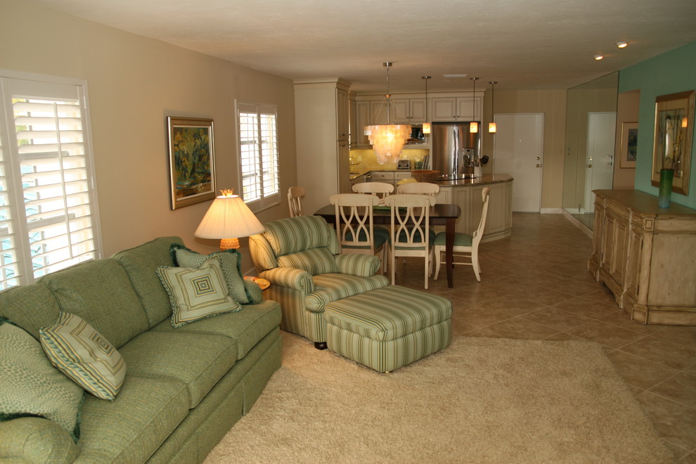 Immagine di un soggiorno stile marino di medie dimensioni e aperto con pareti beige, pavimento con piastrelle in ceramica e nessun camino