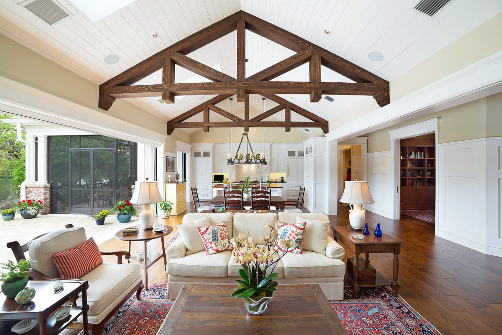 Mittelgroßes, Offenes Klassisches Wohnzimmer mit beiger Wandfarbe, braunem Holzboden und braunem Boden in Tampa