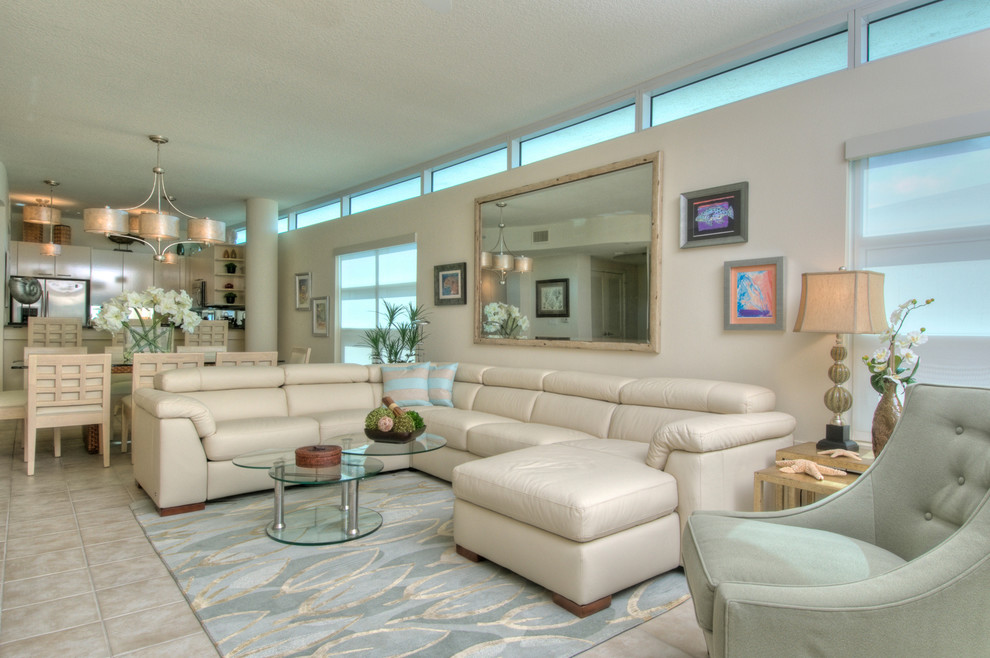 Esempio di un soggiorno tropicale di medie dimensioni e aperto con pareti beige e pavimento con piastrelle in ceramica
